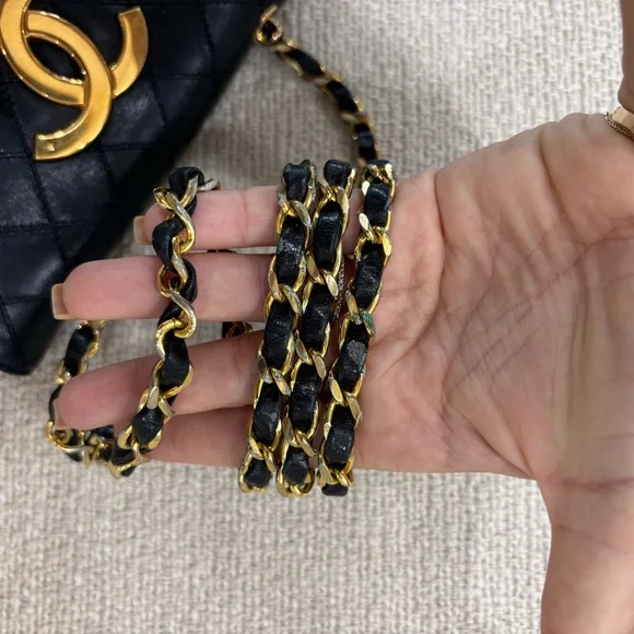 Authentic CHANEL black lambskin bicolor crossbody gold hardware - Picture 15 of 15